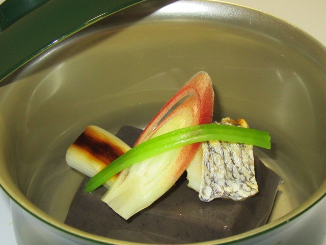 黒ごま豆腐と焼き鯛の椀物,吸い物の献立