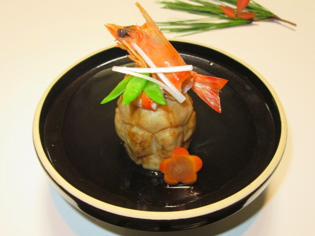 亀甲里芋の揚げ煮と松竹梅,正月や祝い膳の飾り切り