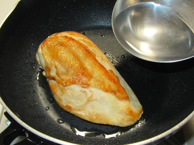 鶏むね肉を柔らかく仕上げる方法,鶏の蒸し焼き煮の作り方,酒を加える工程