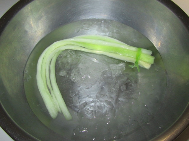 蓮芋の下ゆで方法,氷水に取る工程