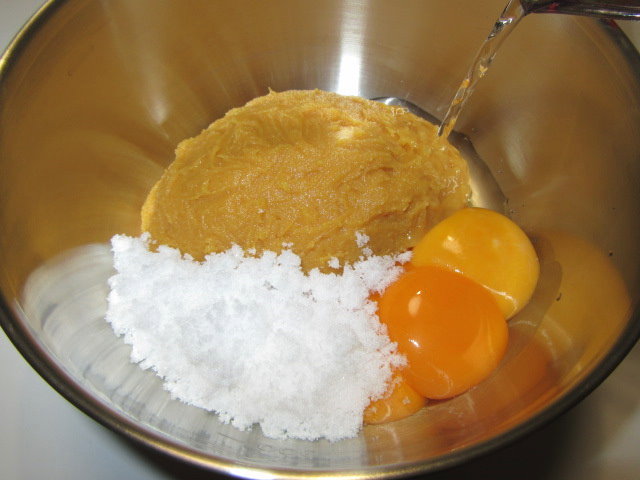 白玉味噌の作り方手順,材料を混ぜ合わせる工程