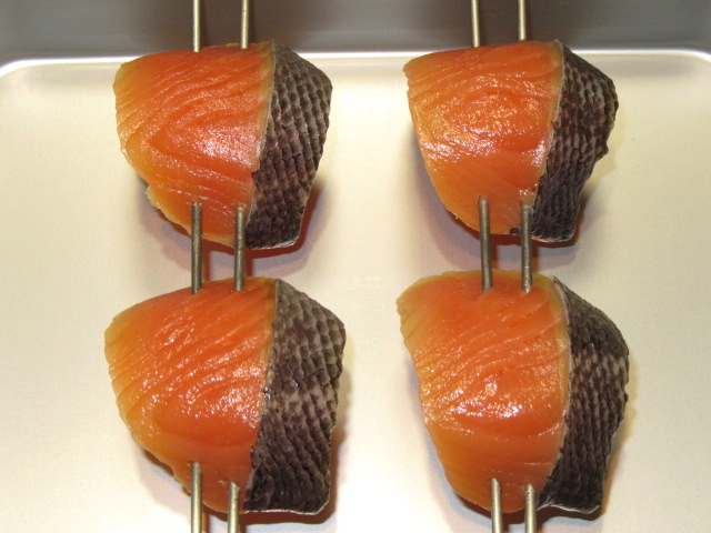 鮭の味噌漬けの作り方,西京焼きの串打ちの工程