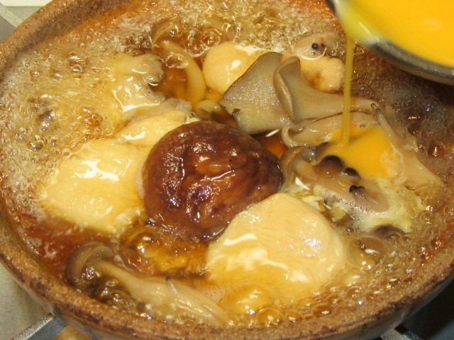 鶏肉と茸の玉子とじ鍋の作り方