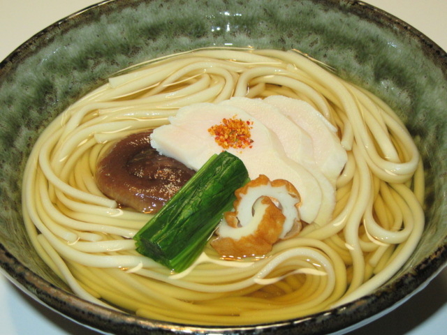 ゆで鶏料理画像,鶏胸肉のうどん,しいたけ,ほうれん草,ちくわ,七味唐辛子